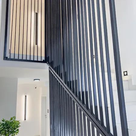 Sunny Corner Apartment *