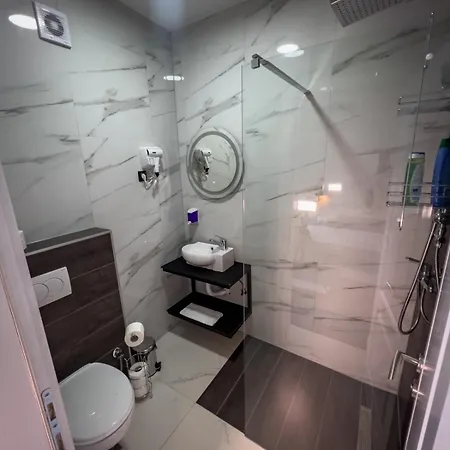 Sunny Corner Apartment *