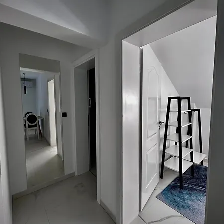 Sunny Corner Apartment *