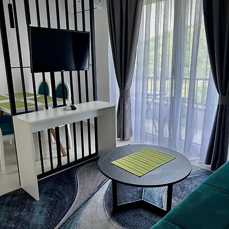 Sunny Corner Apartment *